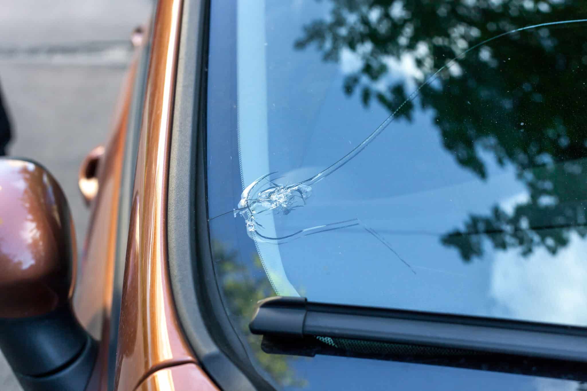 You are currently viewing Cracked windshield replacement in Florida is safer than repair