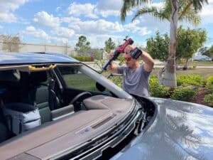 Read more about the article Our mobile technicians are experts in how to replace windshields